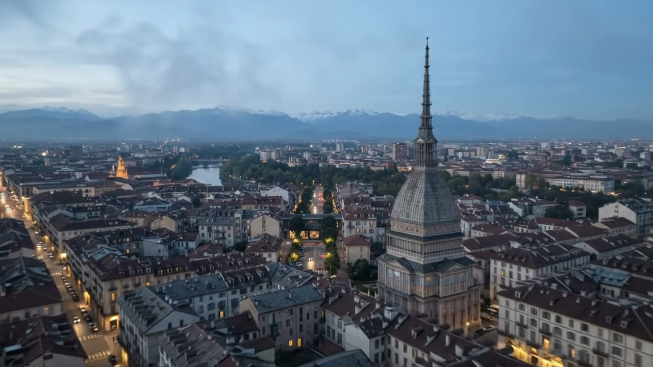 Torino dall'alto all'ora blu, con le Alpi sullo sfondo