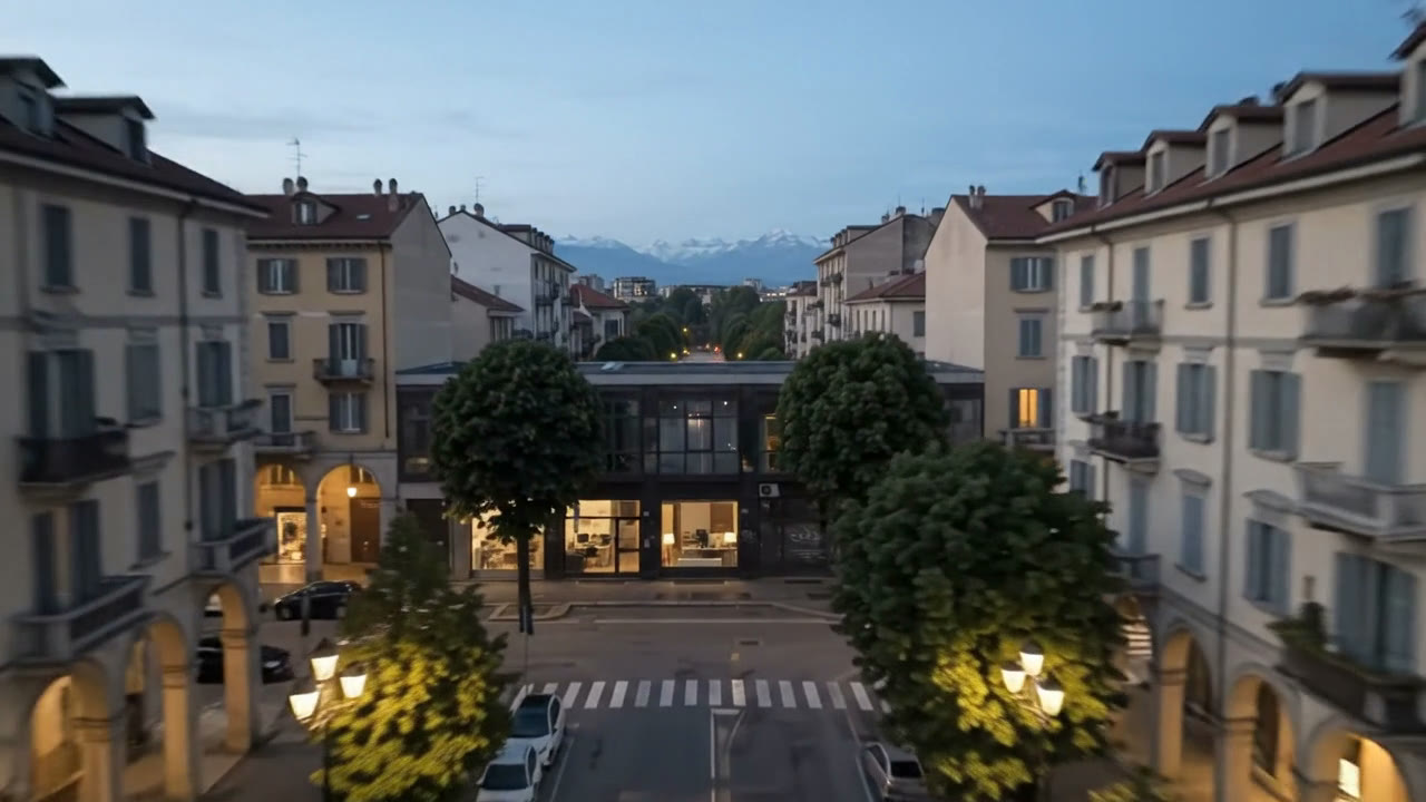 Una via con i portici nella zona ovest di Torino all'ora blu